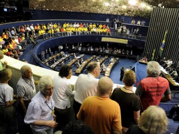 Aposentados esperam nas galerias do plenrio do Senado, nesta quarta (19), a votao do reajuste das aposentadorias