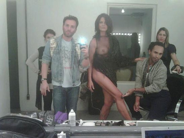 Luiza Brunet: transparncia e seio  mostra