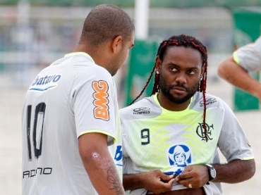 Adriano pode trocar de camisa no meio do ano