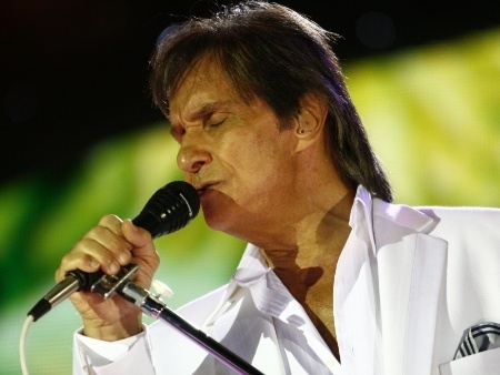 Roberto ficar afastado dos palcos aps sentir contrao muscular