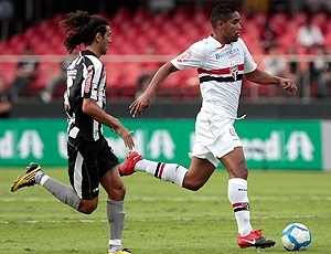 Cleber Santana, � direita, no jogo entre S�o Paulo e Botafogo