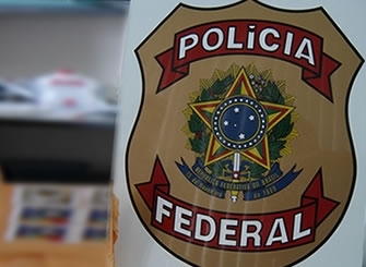 A Polcia Federal cumpre mandados de priso e de busca e apreenso, por determinao do STJ