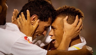 Segundo atacante do Barcelona, dupla do Santos d� alegria quando comemora gols