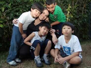 Letcia, psiquiatra da AMA, com crianas atendidas na instituio, em SP; autismo atinge mais os meninos do que as menin