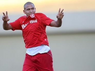 Walter comandou a reao do Inter diante do Gois no Serra Dourada, marcando dois gols