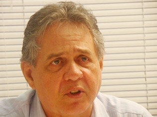 Ex-senador Antero Paes de Barros (PSDB) foi o primeiro a deixar a televiso para tentar novamente uma vaga ao Senado
