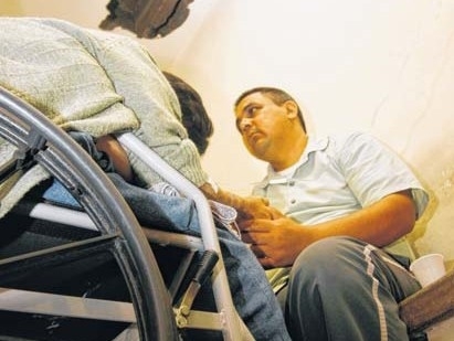 Pacientes ficam nos corredores  espera de UTI; foto flagra parte do teto despencando