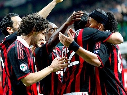Ronaldinho fez boa partida, marcou duas vezes e saiu aplaudido do Est�dio San Siro