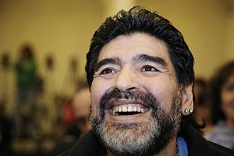 Associao argentina diz que Maradona no tem tempo para fazer curso de treinador e d diploma durante churrasco