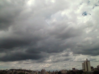 Cu entre nuvens: massa polar deixa os ventos gelados