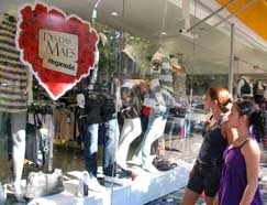 Depois do sucesso em vendas para o Dia das Mes, comrcio se prepara para as vendas em dobro para os namorados