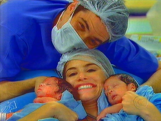 Luciana (Alinne Moraes) e Miguel (Mateus Solano) ganham gmeos no ltimo captulo da novela 