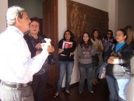 O historiador Anibal Alencastro acompanha visitao de universitrios no Museu Histrico de Mato Grosso
