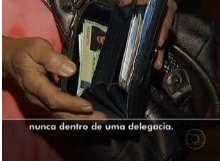 Assaltante levou R$ 13,5 mil da mulher; policiais viram e no fizeram nada