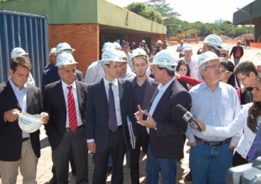 Carlos de La Corte, Carlos Brito e Adilton Sachetti, em vistoria s obras de demolio do Verdo 
