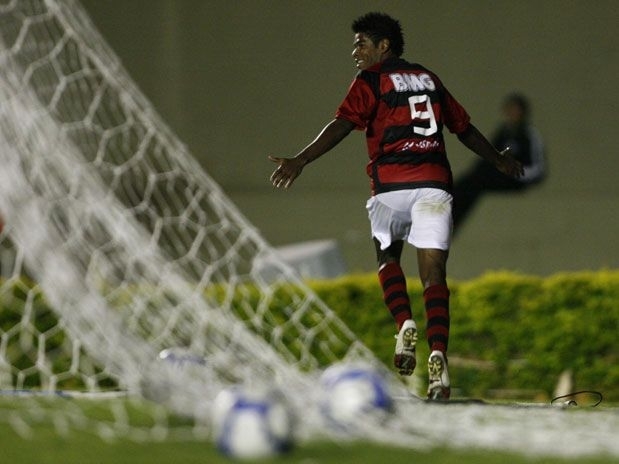 Rodrigo Tiu balanou as redes e colocou o Atltico-GO em vantagem na semifinal da Copa do Brasil