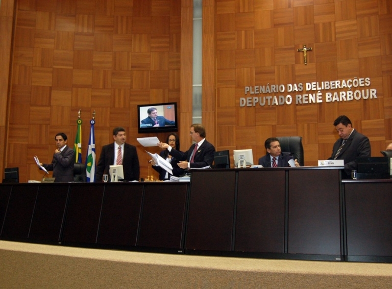 Deputados estaduais aprovaram ontem projeto que autoriza o governo a contrair novos empréstimos
