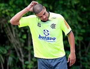 Adriano co�a a cabe�a durante treino do Fla