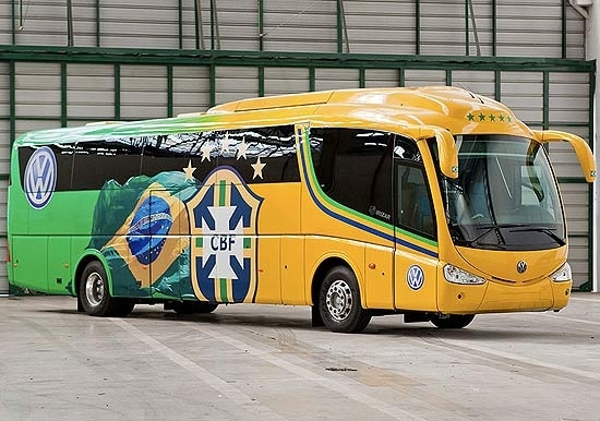 CBF apresenta na sede da entidade o novo nibus da seleo brasileira