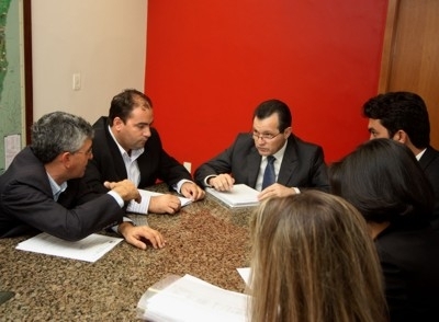 Silval Barbosa na sala de reunio com prefeito de Tangar e lideranas da regio acompanhados do deputado Wagner Ramos