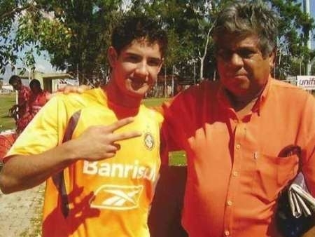 No incio da carreira, pelo Inter, Pato posa ao lado de Luizo; amizade acabou e hoje professor cobra o atacante