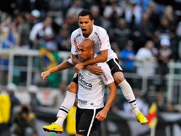 Souza comemora com Dentinho primeiro gol do Corinthians