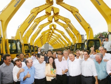 O ento governador Blairo Maggi e o vice Silval Barbosa disputam espao com parlamentares, secretrios e prefeitos.