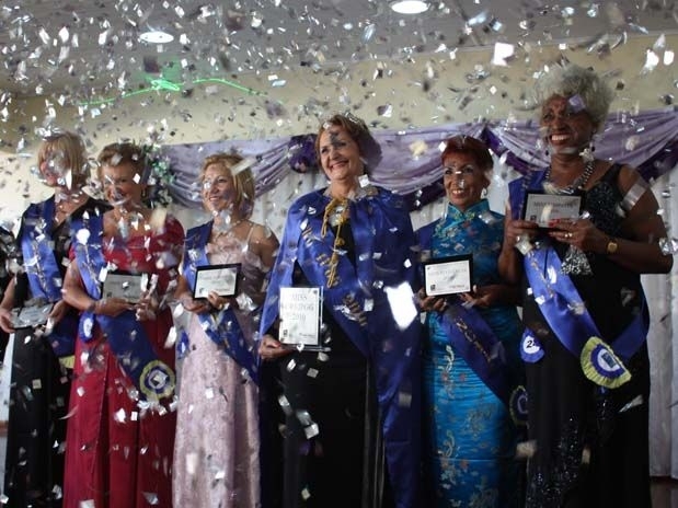 Marlene Fernandes Mazzeo (centro) ganhou o ttulo de idosa mais bonita de So Paulo