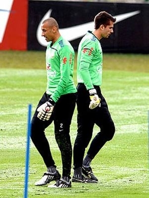 Victor (dir.)  presena constante nas convocaes de Dunga e espera ser convocado na tera-feira