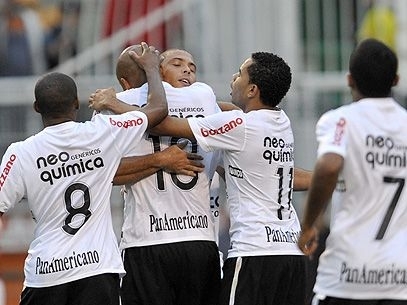 Souza e Ronaldo comandam virada corintiana sobre Atltico-PR