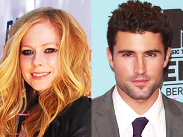 Avril Lavigne e Brody Jenner fazem tatuagem inusitada nas costas