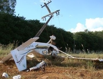 Na queda o avio atingiu um poste que fica ao lado da rodovia MT 449