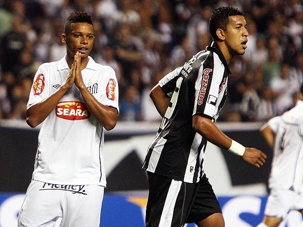 Santos, do atacante Andr (foto), leva gol no fim no Engenho