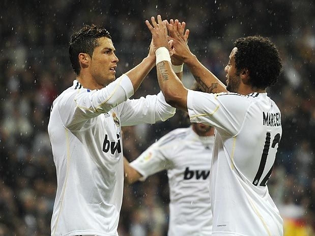 Cristiano Ronaldo e Marcelo comemoram um dos cinco gols no Bernabu