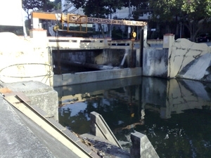 Corpo foi encontrado em canal no Leblon (foto) por funcion�rios da prefeitura