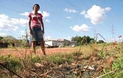 No Santa Angelita, espera por obras do PAC para resolver o problema  longa e esgoto segue a cu aberto