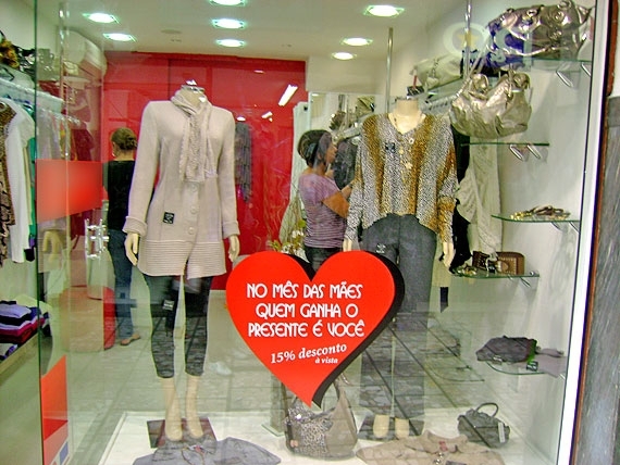 Vitrines convocam filhos para compra dos presentes para as mes