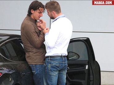Foto de Ibrahimovic e Piqu� de m�os dadas causa pol�mica na Espanha
