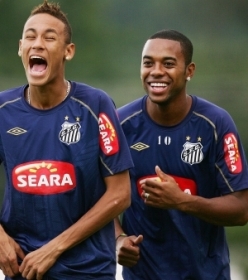 Robinho brinca com Neymar no dia seguinte � vit�ria por 3 a 1 contra o Atl�tico-MG