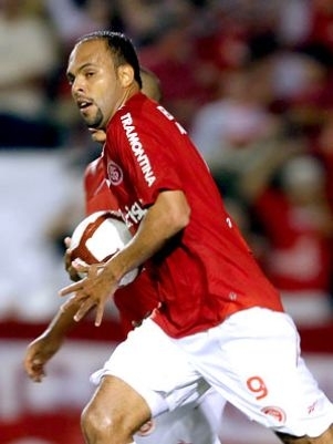 Colorados venceram Banfield com gols de Alecsandro (foto) e Walter, e garantiram vaga nas quartas