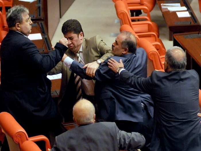 Deputados turcos brigam durante sesso
