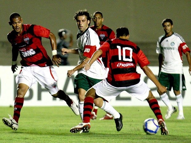 Sem Diego Souza, Palmeiras perdeu quatro cobranas e foi eliminado nos pnaltis pelo Atltico-GO