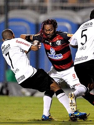Vagner Love marca o gol da classificao rubro-negra