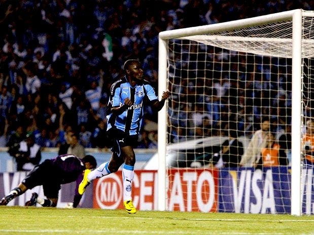 Hugo comemora gol que abriu o placar no Olmpico; Grmio fez 2 a 0 no Fluminense