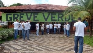 Servidores fazem protesto em frente  superintendncia do Ibama, em Cuiab 
