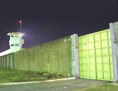 Detentos s teriam pago R$ 650 do ordenado de R$ 800 do agente. Ele no gostou e tomou os celulares