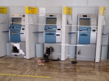 No total foram dois caixas eletrnicos arrombados 