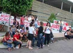 Manifestantes fazem protesto em frente ao F�rum da Capital. Tramites ser�o prejudicados com mais atraso