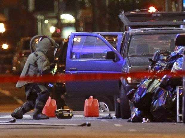 Especialista examina interior do Nissan Pathfinder, deixado com explosivos no s�bado (1�), em Times Square, Nova York.