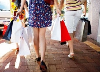 Vitrines estampam condies de pagamento; filhos tm diferentes opes de presentes como bolsas, sapatos e perfumaria